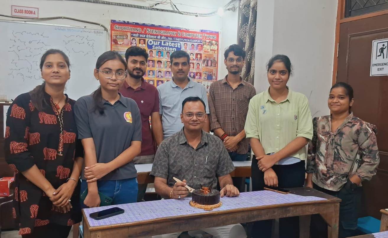 कक्षा में शिक्षक के साथ विद्यार्थी